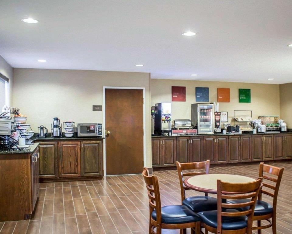 Comfort Inn Clinton Экстерьер фото